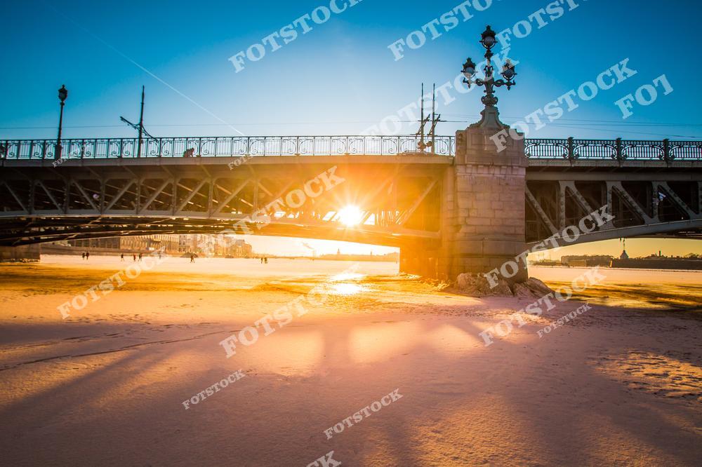 На этом фото запечатлен зимний вид на реку Неву и Троицкий мост в Санкт-Петербурге. Снежная погода подчеркивает архитектурное величие мостов и зданий города, создавая атмосферу северной столицы России. Снимок отражает красоту городской архитектуры, водные поверхности реки и гармоничное сочетание исторических зданий с зимним пейзажем. Идеальный кадр для туристических публикаций, коллекционеров и всех, кто хочет приобрести качественные фотографии Санкт-Петербурга в зимнее время, для постеров или онлайн-галерей.